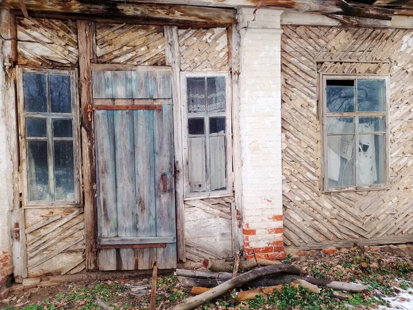Παλιό Εγκαταλελειμμένο Ξύλινο Σπίτι Στην Ύπαιθρο — Φωτογραφία Αρχείου