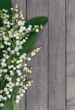 Narin kar beyazı romantik vadi zambakları ahşap bir arka planda fotokopi alanı ile.