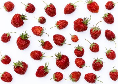 Beyaz arka planda izole edilmiş sulu olgun kırmızı çilekler..