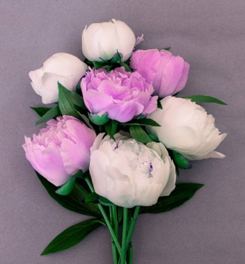 Bir buket narin pembe ve beyaz şakayık..