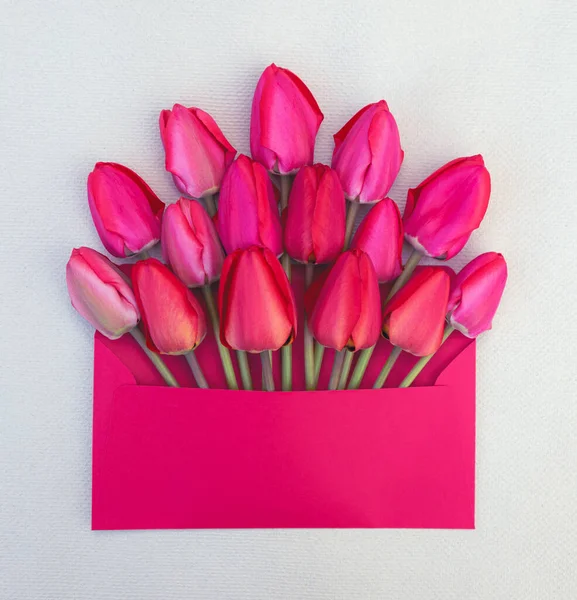 Zartes Bouquet Aus Leuchtend Rosa Und Roten Tulpen Einem Umschlag — Stockfoto
