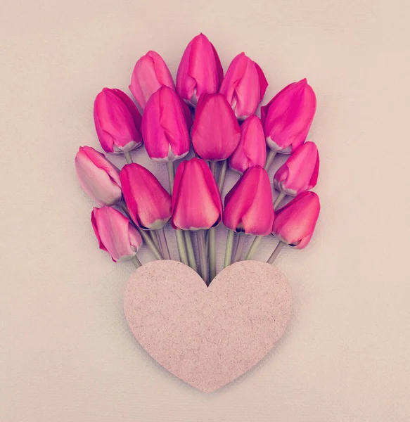 Zarter Strauß Roter Und Rosa Tulpen Mit Herz — Stockfoto