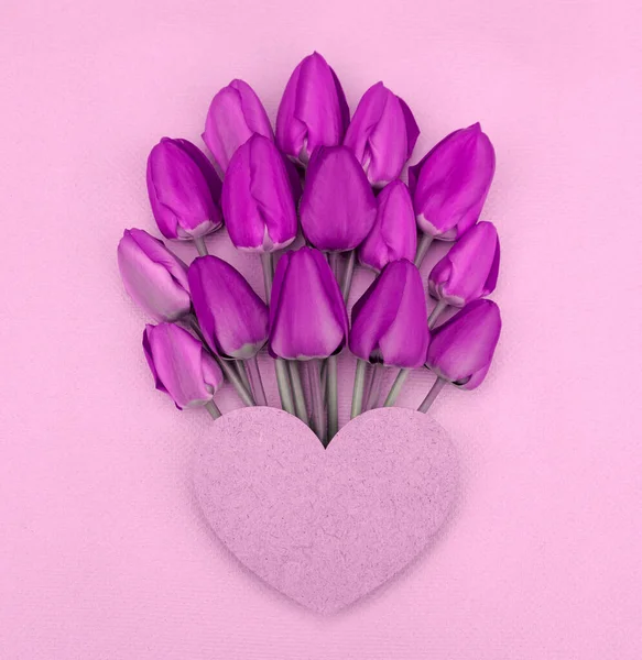 Delikatny Bukiet Fioletowych Tulipanów Sercem — Zdjęcie stockowe