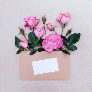 Zarif güllerle dolu minimalist şirin bir kart..