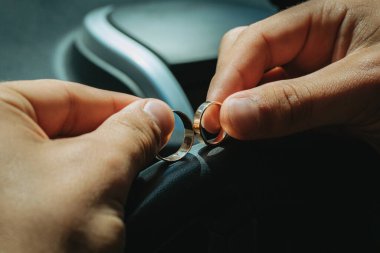 Düğün şenliği, damat alyansları elinde tutuyor..