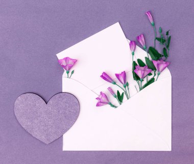 Bir buket pembe kır çiçekli minimalist çiçek tebrik kartı..