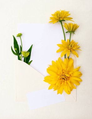 Bir buket sarı çiçekli minimalist çiçek tebrik kartı..