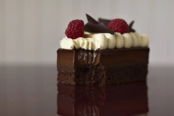 Delicious Cake Two Raspberries Chocolate Crispy Pieces Top Dark Red — Photo