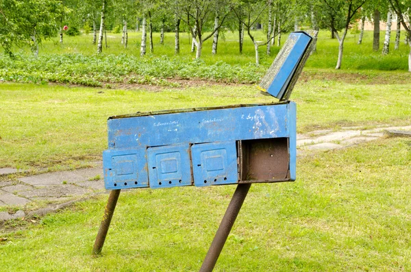 Retro blå rostig postbox med namn på den — Stockfoto