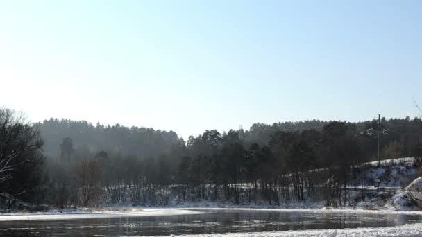 Río Neris en invierno — Vídeo de stock