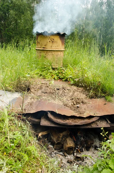 Smoke rises old barrel smokehouse firewood burn — Stock Photo, Image