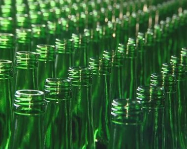 yeşil şişe ambalaj fabrikası için hazırlanan bir sürü.