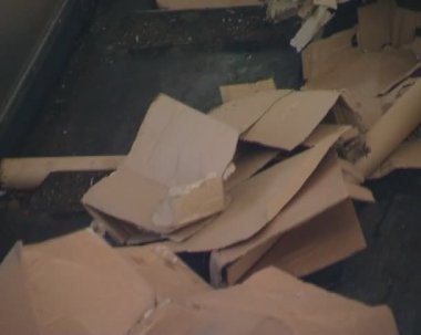 Kağıt ve polietilenler yürüyen merdiven ile gidin. geri dönüşüm.
