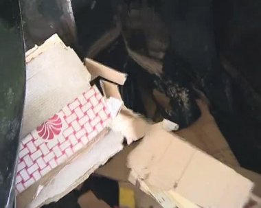Kağıt ve polietilenler yürüyen merdiven ile gidin. geri dönüşüm.