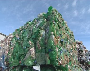 preslenmiş pet şişe geri dönüşüm için hazırlanan büyük yığınları.