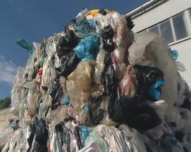 yığın geri dönüşüm için hazırlanan büyük preslenmiş polietilenler.