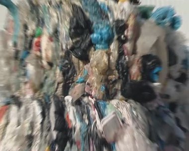 yığın geri dönüşüm için hazırlanan büyük preslenmiş polietilenler.