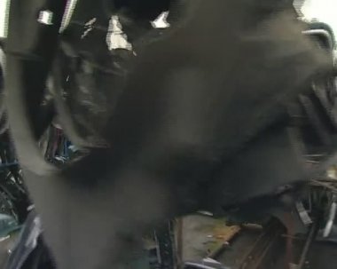 hoods, tampon, kapı ve diğer araba parçaları büyük yığınları.