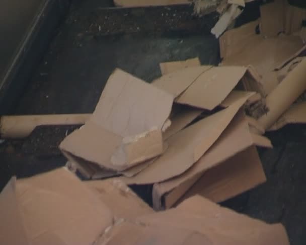 Papper och polyeten gå upp med rulltrappa. återvinning. — Stockvideo