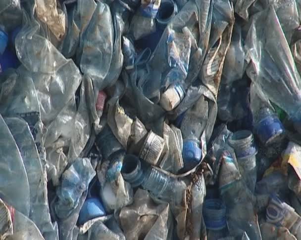 按下宠物瓶回收的准备的大堆大堆. — 图库视频影像