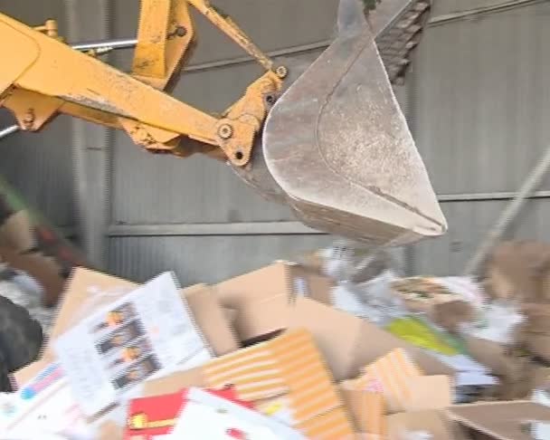 Tractor empujando papel. preparación para el reciclado adecuado . — Vídeo de stock