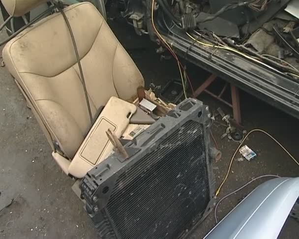 Zetel, radiator, lichaam, band en vele andere delen van de auto. auto dump. — Stockvideo