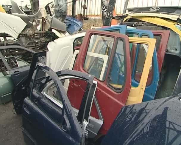 Grandes piles de capots, pare-chocs, portes et autres pièces de voiture . — Video