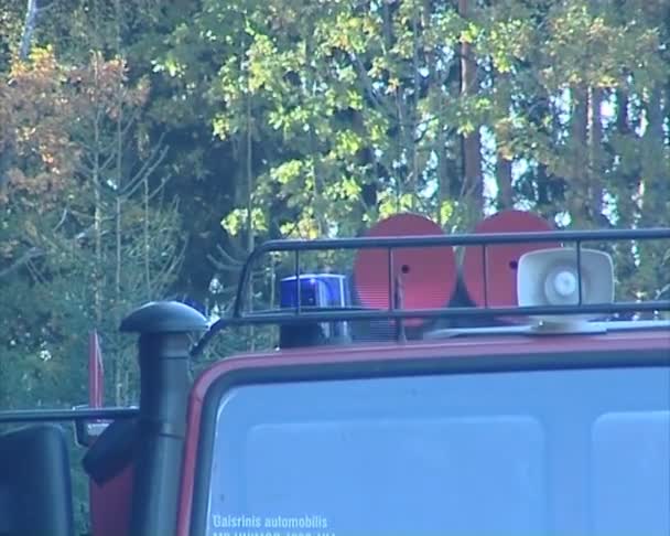 Feuerwehrauto mit Blaulicht auf dem Dach. — Stockvideo