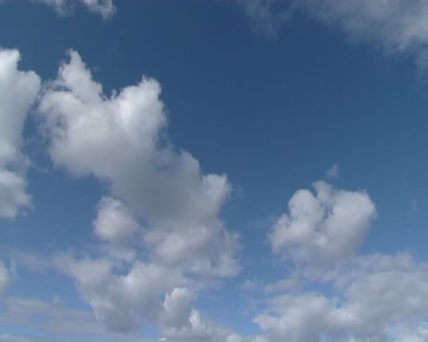 Chmury wysokie żagiel w błękitne niebo. — Wideo stockowe