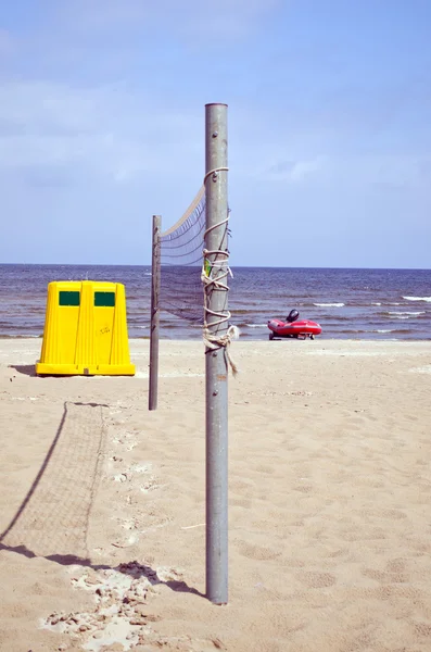 Volleybal netto zee zand Prullenbak badmeester boot — Stockfoto