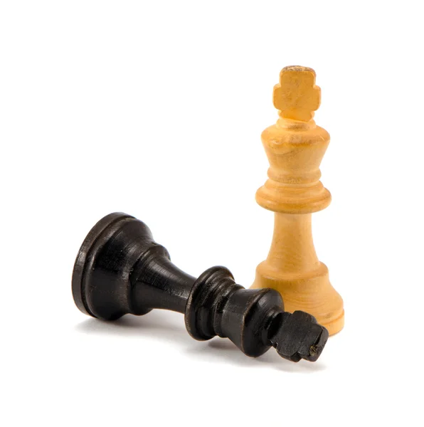 Svart chess king ligger nära vinnaren vita ben — Stockfoto