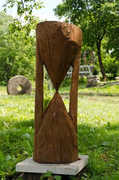 木製砂時計模造のクローズ アップとマイルストン — ストック写真