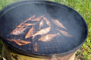 retro varil içinde yiyecek için balık sigara closeup
