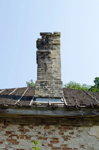 Alte einstürzende Hauswand Dach und Schornstein — Stockfoto