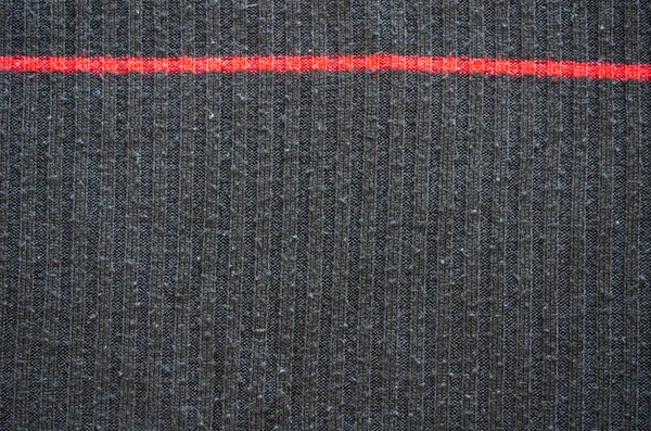 Pull en laine noire usagée avec ligne rouge — Photo
