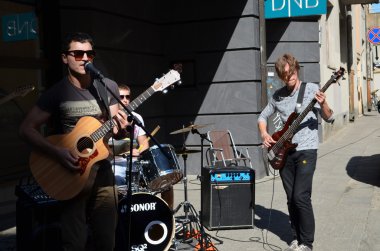 sanatçı ve şarkı rock gitar ve davul ile oyun