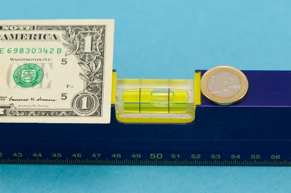 Επίπεδο εργαλείο usd Δολάριο τραπεζογραμματίων ευρώ νόμισμα σε μπλε — Φωτογραφία Αρχείου