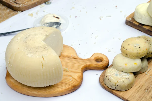 Tagliere tagliere di formaggio di capra ecologico rotondo — Foto Stock