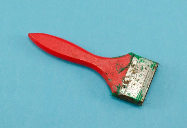 Röd bruten färg pensel verktyg handtag på blå — Stockfoto