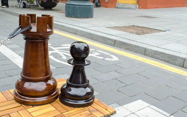 Figures de jeu d'échecs en plein air près de piste cyclable — Photo