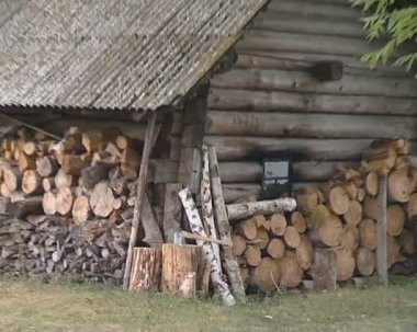 günlüklerinin Gölü sahilinde arduvaz çatılı yaptı eski ahşap Odunluk.