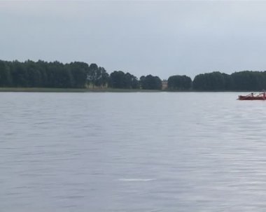 yelkenli tekne ile aktif dinlenme turistler geçen.