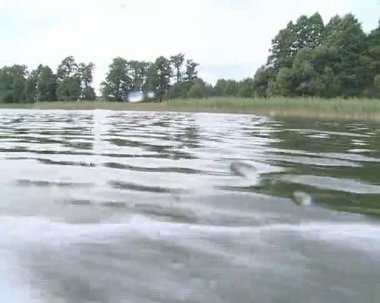 Göl su sıçramasına kamera lens üzerinde filme Motorlu tekne