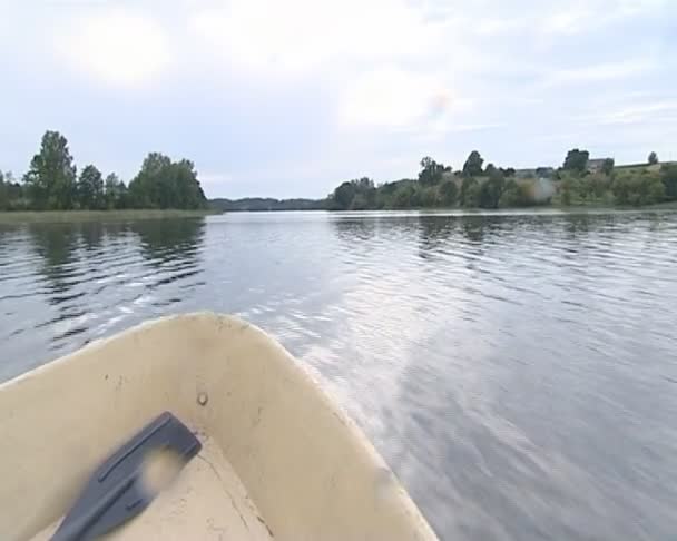 Вид з прохідного моторного човна.красивий пейзаж неба і озера — стокове відео