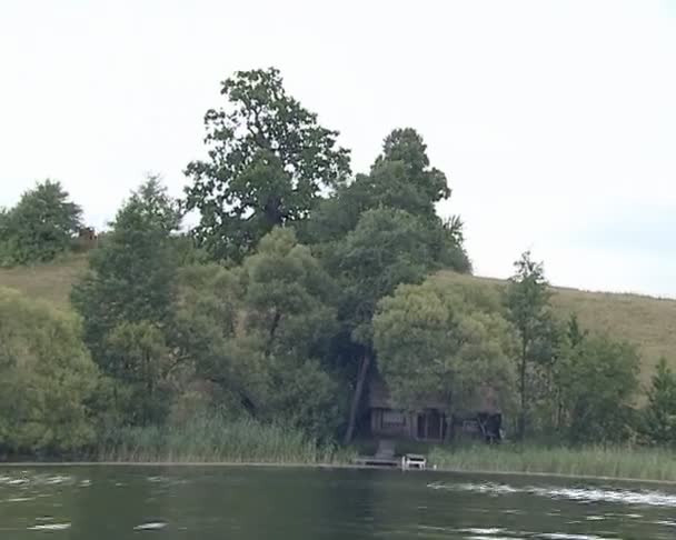 Bellissima riva del lago coperta di alberi secolari abbattuti a bordo della barca — Video Stock