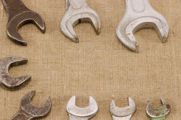 Conjunto de herramientas de tornillo de llave de tamaño sobre fondo de lino — Foto de Stock