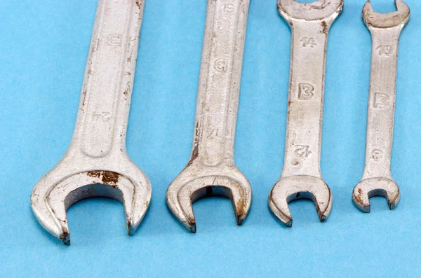Set Größe Schraubenschlüssel Werkzeuge auf blau — Stockfoto