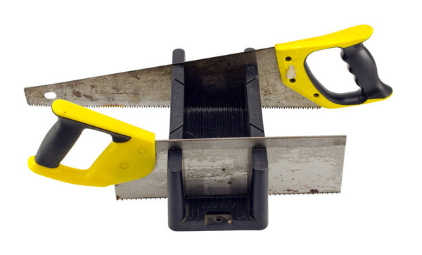 Угловой режущий инструмент и ручная пила на белом
