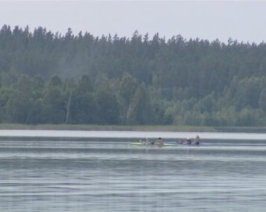 Göl kıyısı kanoları hızlı bir göle geçerek filme.