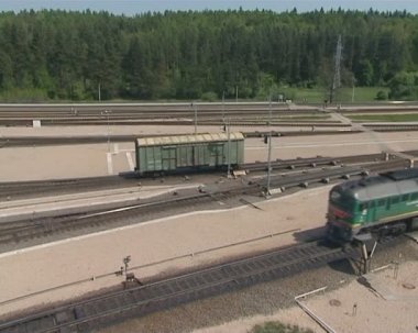 tren istasyonu. yaşlı, çok görülen lokomotifler.